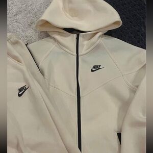 Women’s Nike tech